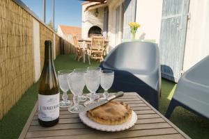 una bottiglia di vino e bicchieri su un tavolo di Villa Farniente a Sète