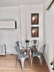 ein Esszimmer mit Tisch und Stühlen in der Unterkunft Centro Madrid Rio - Monederos C in Madrid + 5 Fotos