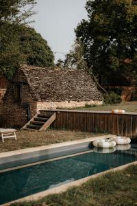een zwembad met water voor een gebouw bij Maison d'hôtes Bel Estiu in Saint-Geniès