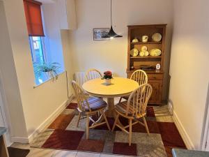 een eetkamer met een tafel en stoelen bij Seaview Terrace - Beer in Beer