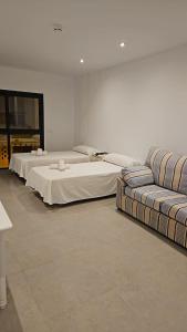 En eller flere senge i et værelse på hostal San luis apartamentos