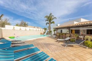 een zwembad met ligstoelen en een huis bij Villa Messapia in Torre dell'Orso