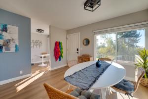 een woonkamer met een tafel en stoelen bij 9 Mi to Downtown Tempe Condo with Pool Access in Helena