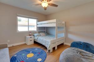 een slaapkamer met een stapelbed en een bank bij 9 Mi to Downtown Tempe Condo with Pool Access in Helena +24 foto's