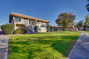 een huis met een groen gazon ervoor bij 9 Mi to Downtown Tempe Condo with Pool Access in Helena