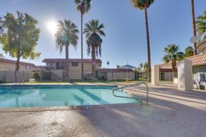 een zwembad met palmbomen en een gebouw bij 9 Mi to Downtown Tempe Condo with Pool Access in Helena