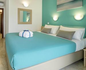 zwei Betten in einem Zimmer mit einer blauen Wand in der Unterkunft Maspalomas Green Oasis 1404 in Maspalomas + 8 Fotos