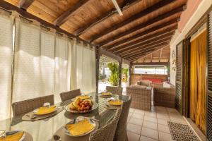 een eetkamer met een tafel met fruit erop bij Villa Messapia in Torre dell'Orso