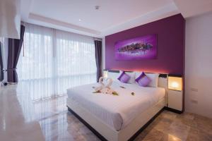Giường trong phòng chung tại Phuket Seaview Resotel +27 ảnh