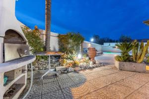 een terras met een tafel, stoelen en planten bij Villa Messapia in Torre dell'Orso
