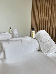 En eller flere senge i et værelse på Cozy La Rocade apartment with free parking + 7 billeder