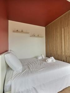 En eller flere senge i et værelse på Cozy La Rocade apartment with free parking