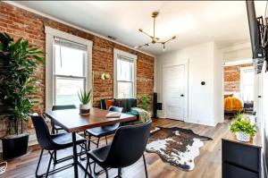 Posezení v ubytování Jungle House Columbus Downtown Free Parking Sleeps 8 - Near Convention Center & Nationwide Arena - 2BR Luxury Home - Pet Friendly Over 5,800 Five Star Stays