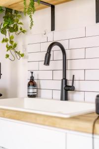 Kuchyň nebo kuchyňský kout v ubytování Jungle House Columbus Downtown Free Parking Sleeps 8 - Near Convention Center & Nationwide Arena - 2BR Luxury Home - Pet Friendly Over 5,800 Five Star Stays + 49 fotografií