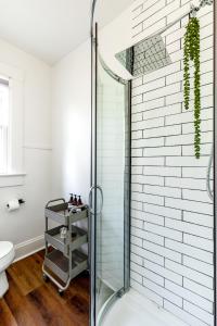 ein Badezimmer mit Dusche und Toilette in der Unterkunft Jungle House Columbus - Luxury Downtown Homes Free Parking in Columbus