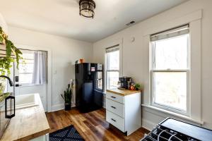 eine Küche mit Kühlschrank und Spüle in der Unterkunft Jungle House Columbus - Luxury Downtown Homes Free Parking in Columbus + 48 Fotos
