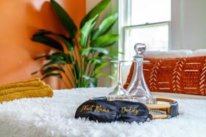 Posezení v ubytování Jungle House Columbus Downtown Free Parking Sleeps 8 - Near Convention Center & Nationwide Arena - 2BR Luxury Home - Pet Friendly Over 5,800 Five Star Stays