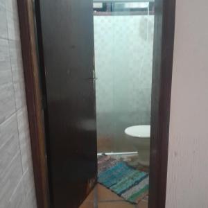 乌巴图巴CASA 51 HOSTEL ubatuba的通往带卫生间的浴室的开放式门