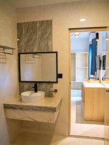 Et badeværelse på Fuvahmulah Tiger Shark Diving Stay