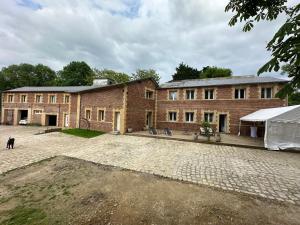 Tòa nhà nơi nhà nghỉ dưỡng tọa lạc