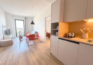 een keuken en eetkamer met een tafel en stoelen bij aparto Diagonal Suites in Esplugues de Llobregat