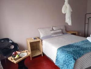 Bethel Oasis的一间带床和椅子的小卧室