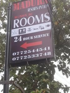 een bord voor een radio reparatie-/operatiekamer op een paal bij Madura Resorts in Piliyandala