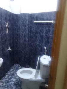 een badkamer met toilet en wastafel bij Madura Resorts in Piliyandala