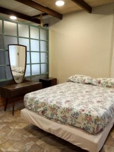 een slaapkamer met een bed met een spiegel erop bij Mya Esencia Espacio Eco Turístico Camping in Tinquipaya