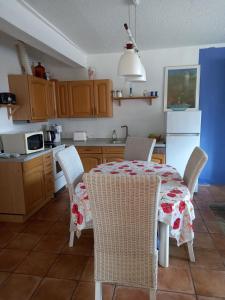 Køkken eller tekøkken på Ferienhaushälfte Jabelscher See