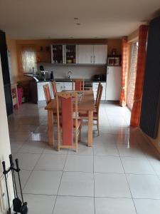 eine Küche und ein Esszimmer mit Tisch und Stühlen in der Unterkunft Ferienhaus direkt am See in Blankensee