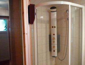 Phòng tắm tại FeWo Malchower See mit Pool +8 ảnh