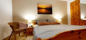 a bedroom with a bed and a desk with a chair at Ferienwohnung am Plauer See in Alt Schwerin
