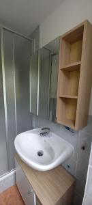 un bagno con un lavandino bianco e uno specchio di Ferienhälfte Insel Rügen a Glowe