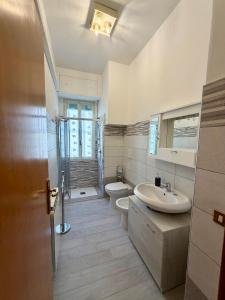 ein Badezimmer mit Toilette und Waschbecken in der Unterkunft Casa Quintina in Lamezia Terme