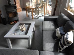 een woonkamer met een bank en een tafel bij Ferienhaus am Fleesensee in Silz