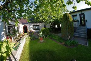 a backyard of a house with a yard of plants at Ferienhaus in Waren Müritz in Waren