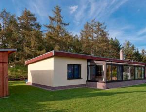 een klein huisje midden in een tuin bij Ferienhaus Krakower See in Serrahn