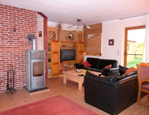 TV a/nebo společenská místnost v ubytování Ferienhaus zwischen den Seen