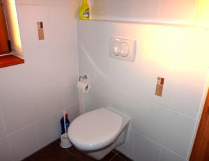 Koupelna v ubytování Ferienhaus zwischen den Seen + 9 fotografií