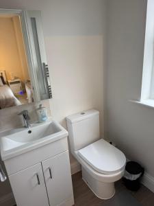 Koupelna v ubytování Central Aldershot Private room, Near Station & Town Centre + 15 fotografií