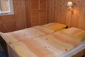 una camera con 2 letti singoli di Ferienhaus nahe Stechlinsee a Neuglobsow