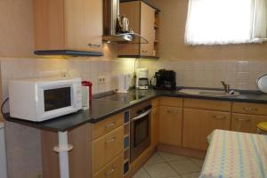 Kuchyň nebo kuchyňský kout v ubytování Ferienhaus im Grünen