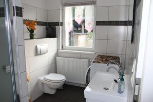 ein kleines Badezimmer mit Toilette und Fenster in der Unterkunft Ferienhaus in Zechow in Köpernitz + 9 Fotos
