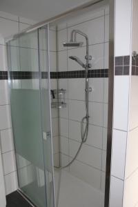 eine Dusche mit Glastür im Badezimmer in der Unterkunft Ferienhaus in Zechow in Köpernitz