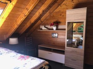 een kamer met een bed en een bureau in een hut bij Blockhaus am Waldrand in Brieselang +3 foto's