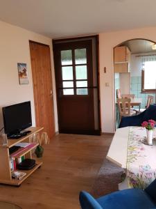 TV a/nebo společenská místnost v ubytování Bungalow nahe Lübbesee