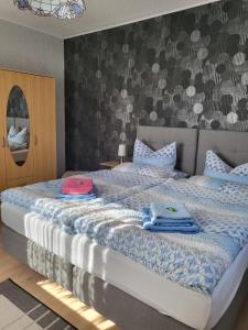 een slaapkamer met een groot bed met handdoeken erop bij Ferienwohnung Zühlensee in Wesenberg +4 foto's