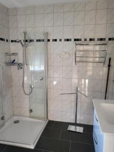 een badkamer met een douche en een wastafel bij Ferienwohnung Zühlensee in Wesenberg