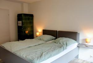 En eller flere senge i et værelse på Moderne FeWo am Malchower See